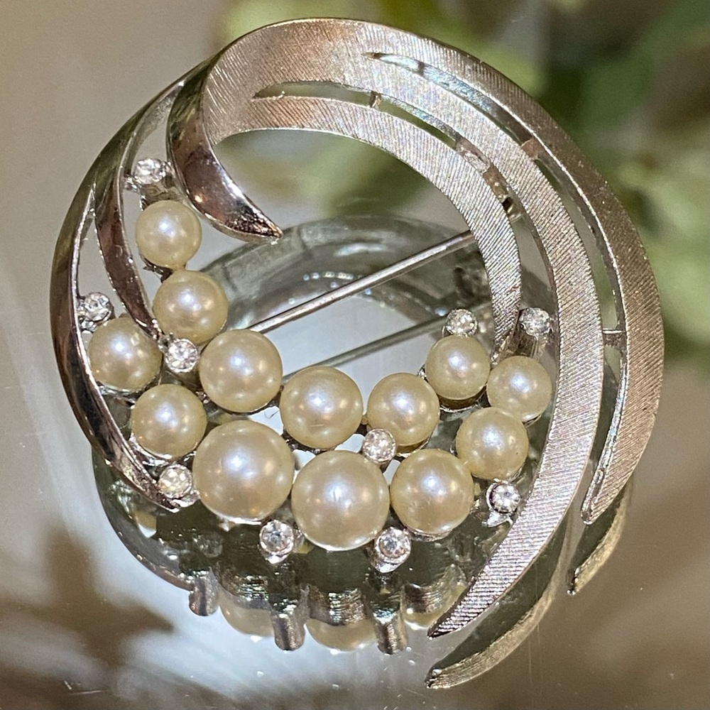 Vintage Trifari Signed Rhinestone & Pearl Brooch Silver Setting